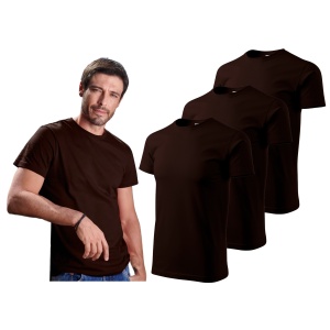 Barbat imbracat in tricou de culoare cafea prezentand setul de 3 tricouri