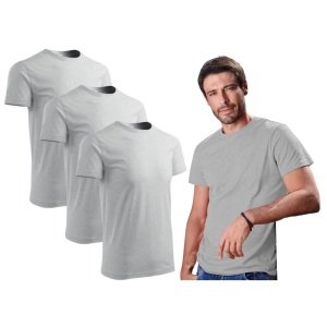 Barbat imbracat in tricou de culoare gri deschis prezentand setul de 3 tricouri