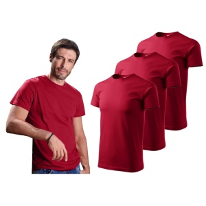 Barbat imbracat in tricou de culoare rosu marlboro prezentand setul de 3 tricouri