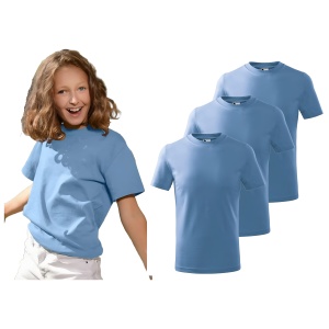 Tricou Copil fata imbracata cu tricou albastru deschis prezinta setul de 3 tricouri pentru copii