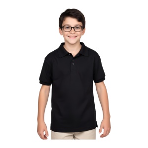 Copil îmbrăcat în tricou polo de culoare negru