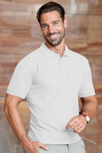 Barbat imbracat in tricou polo cu guler de culoare alb