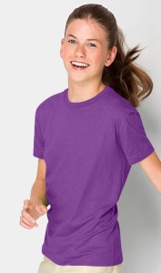 Fată zâmbitoare purtând un tricou violet, surprinsă într-o poziție dinamică pe un fundal alb