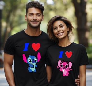 Un bărbat și o femeie purtând tricouri negre cu designuri animate. Tricoul bărbatului prezintă textul 'I ❤️' cu un personaj animat albastru(Stitch), iar tricoul femeii prezintă textul 'I ❤️' cu un personaj animat roz, amândoi zâmbind într-un parc verde.