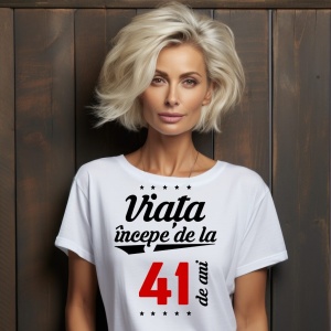 Femeie care poartă un tricou alb personalizat cu mesajul: ''Viața începe de la 41 de ani''