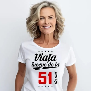 Femeie care poartă un tricou alb personalizat cu mesajul: ''Viața începe de la 51 de ani''