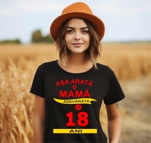 Femeie zâmbitoare purtând un tricou cu mesajul: ''Așa arată o mamă adevărată la 18 ani''