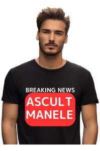 Un bărbat tânăr cu un aspect încrezător și serios, poartă un tricou negru. Pe tricou, un mesaj evident scris în alb și roșu: ‘BREAKING NEWS ASCULT MANELE’. Bărbatul are un stil modern, iar părul său este aranjat cu grijă. Fondul simplu al imaginii scoate 