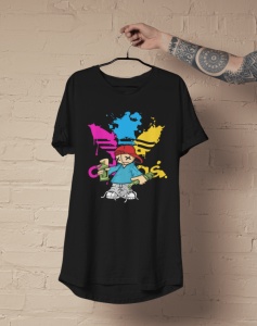 Tricou negru cu design grafic colorat reprezentând un personaj urban stilizat cu spray-uri de graffiti, agățat pe un umeraș, pe un fundal de perete din cărămidă bej.
