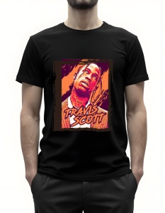 Bărbat purtând un tricou negru cu imprimeu grafic al artistului Travis Scott, reprezentat într-un stil artistic cu tonuri de portocaliu și roșu, cu numele Travis Scott scris în partea de jos în font stilizat.