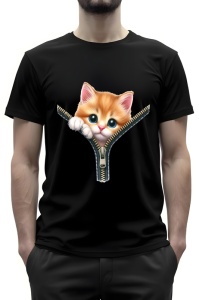 Bărbatul poartă un tricou negru cu un design adorabil, reprezentând un pisoi portocaliu care pare să iasă dintr-un fermoar deschis. Pisoiul are ochii mari, de un albastru intens, ceea ce îi oferă o expresie jucăușă și curioasă. Designul creează iluzia că 
