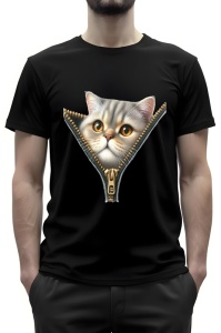 Bărbat purtând un tricou negru cu un design grafic 3D atrăgător: un fermoar deschis în formă de "V", de unde apare capul unui pisoi adorabil cu blană pufoasă și ochi mari, rotunzi, ce exprimă curiozitate și inocență. Pisoiul pare să iasă din tricou, efect