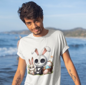 Tânăr zâmbitor purtând un tricou alb cu un design festiv care îl înfățișează pe Jack Skellington cu urechi de iepuraș de Paște, alături de un iepuraș și un coș cu ouă colorate. Fundalul este o plajă cu mare și munți în depărtare.