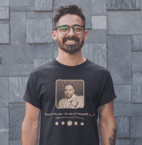 Un bărbat zâmbitor poartă un tricou negru cu un design inspirat de un player muzical, având o fotografie a cântărețului Florin Salam și titlul piesei '10 Ani de Ghinion să Ai' scris dedesubt.