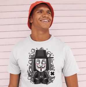 Un bărbat zâmbitor purtând o pălărie roșie și un tricou alb cu un design stilizat ce înfățișează o mască inspirată de Guy Fawkes într-un stil de desen animat, pozând în fața unui perete roz pal.