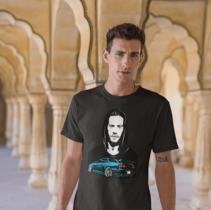 Tânăr purtând un tricou negru cu un design grafic reprezentând un portret stilizat al unui bărbat cu glugă(Paul Walker) și o mașină sport turcoaz. Fundalul este un pasaj arcuit cu coloane decorative.