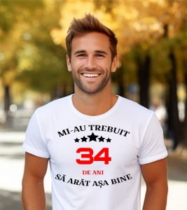 Un bărbat purtând un tricou alb cu mesajul: „Mi-au trebuit 34 de ani să arăt așa bine”