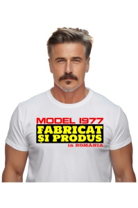 Tricou Barbat Personalizat cu anul nasterii 1977 imbracat de un barbat care a primit cadou tricoul personalizat