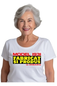 Tricou cadou dama personalizat cu anul nasterii 1931  purtat de o femeie care este bucurasa de tricoul primit cadou