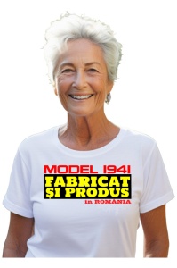 Tricou cadou dama personalizat cu anul nasterii 1941  purtat de o femeie care este bucurasa de tricoul primit cadou
