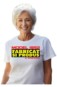 Tricou cadou dama personalizat cu anul nasterii 1952 purtat de o femeie care este bucurasa de tricoul primit cadou