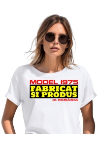 Tricou cadou dama personalizat cu anul nasterii 1975 purtat de o femeie care este bucurasa de tricoul primit cadou