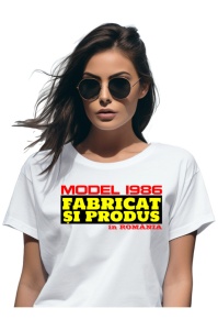 Tricou cadou dama personalizat cu anul nasterii 1986 purtat de o femeie care este bucurasa de tricoul primit cadou
