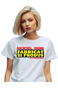 Tricou cadou dama personalizat cu anul nasterii 1996 purtat de o femeie care este bucurasa de tricoul primit cadou