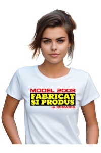 Tricou cadou dama personalizat cu anul nasterii 2008 purtat de o femeie care este bucurasa de tricoul primit cadou