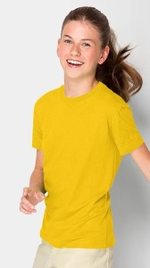 Fată zâmbitoare purtând un tricou galben, cu părul prins în coadă, alergând sau în mișcare, pe un fundal simplu.