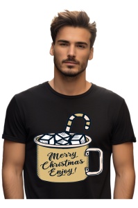 Bărbat purtând un tricou negru cu un design festiv de Crăciun, înfățișând o cană cu băutură fierbinte, decorată cu un bastonaș de zahăr și textul ‘Merry Christmas Enjoy!’