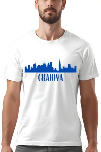 Tricou alb cu un imprimeu al siluetei orașului Craiova în albastru, având scris numele orașului sub linia orizontului urban stilizat. Modelul poartă tricoul și are o barbă scurtă.