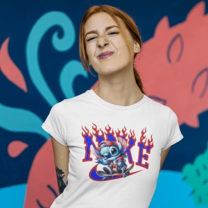Tânără cu păr roșcat care face o grimasă jucăușă, purtând un tricou alb cu un design grafic colorat(personajul Stitch), pe un fundal vibrant și artistic.