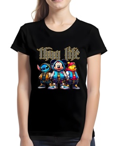 Femeie purtând un tricou negru cu un design ce include personaje animate stilizate, precum Mickey Mouse, Stitch și Winnie the Pooh, alături de textul 'Thug Life'.