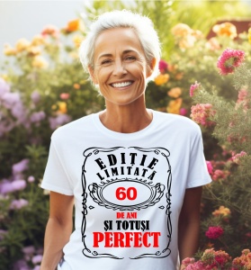 Femeie care poartă un tricou alb personalizat cu mesajul: ''60 de ani si totusi perfect''.