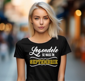 Femeie care poartă un tricou negru personalizat cu mesajul: ''Legendele se nasc in septembrie''.