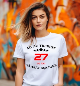 Femeie care poartă un tricou alb personalizat cu mesajul: ''Mi-au trebuit 27 de ani sa arat asa bine''