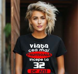Femeie care poartă un tricou negru personalizat cu mesajul: ''Viata cea mai frumoasa incepe la 32 de ani''.