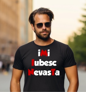 Bărbat purtând ochelari de soare și un tricou negru inscripționat cu textul 'Îmi iubesc nevasta', pozând pe o stradă cu fundal urban la apus.