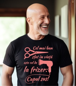 Bărbat zâmbitor, purtând un tricou negru cu un design în română: 'Cel mai bun sfat în viață este cel de la frizer: Capul sus!', alături de grafică cu foarfece și uscător de păr.