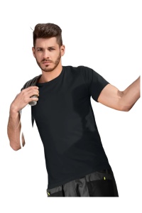 Barbat imbracat in tricou de culoare negru