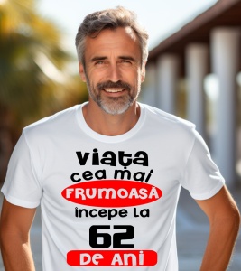 Un bărbat purtând un tricou alb cu textul ''Viața cea mai frumoasă începe la 62 de ani''.