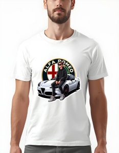 Bărbat purtând un tricou alb cu un design grafic care prezintă un tânăr îmbrăcat în negru, așezat pe capota unei mașini sport Alfa Romeo de culoare albă, având în fundal logo-ul rotund Alfa Romeo cu crucea roșie și șarpele emblematic.