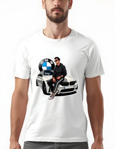 Bărbat purtând un tricou alb cu grafică imprimată, arătând un bărbat cu ochelari de soare și hanorac negru, stând pe capota unei mașini BMW, cu logo-ul BMW în fundal.