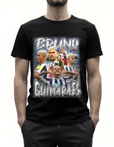 Bărbat purtând un tricou negru cu un design grafic al fotbalistului Bruno Guimarães, reprezentat în diverse ipostaze în echipamentul alb-negru al echipei Newcastle United, cu numele 'Bruno Guimarães' scris într-un font stilizat deasupra și dedesubtul imag