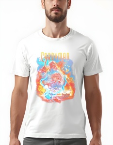 Bărbat purtând un tricou alb care prezintă un design vibrant și captivant dedicat personajului icon din horror, Candyman. Ilustrația îl arată pe Candyman într-o postură amenințătoare, cu un fundal dramatic care include flăcări și elemente vizuale care sug