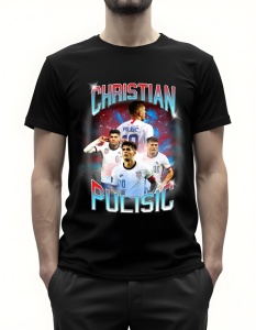 Bărbat purtând un tricou negru cu un design grafic vibrant dedicat fotbalistului Christian Pulisic. Grafica prezintă mai multe imagini cu Pulisic purtând echipamentul echipei naționale a Statelor Unite, în diferite posturi de joc. Numele 'Christian Pulisi