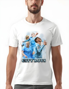 Bărbat purtând un tricou alb cu un design grafic intitulat 'City Boys', reprezentând jucători de fotbal ai echipei Manchester City în echipamentul albastru, în diverse ipostaze de celebrare pe un fundal estompat.