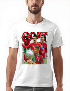 Bărbat purtând un tricou alb cu un design grafic al fotbalistului Cristiano Ronaldo, reprezentat în mai multe ipostaze pe teren în tricoul echipei naționale a Portugaliei, alături de textul 'GOAT' în partea de sus, și imaginea sa cu un trofeu major.
