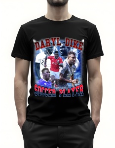Bărbat purtând un tricou negru cu un design grafic al fotbalistului Daryl Dike, reprezentat în diverse ipostaze pe teren, cu numele 'Daryl Dike' scris în partea de sus și textul 'Soccer Player' în partea de jos, într-un font roșu și albastru stilizat.
